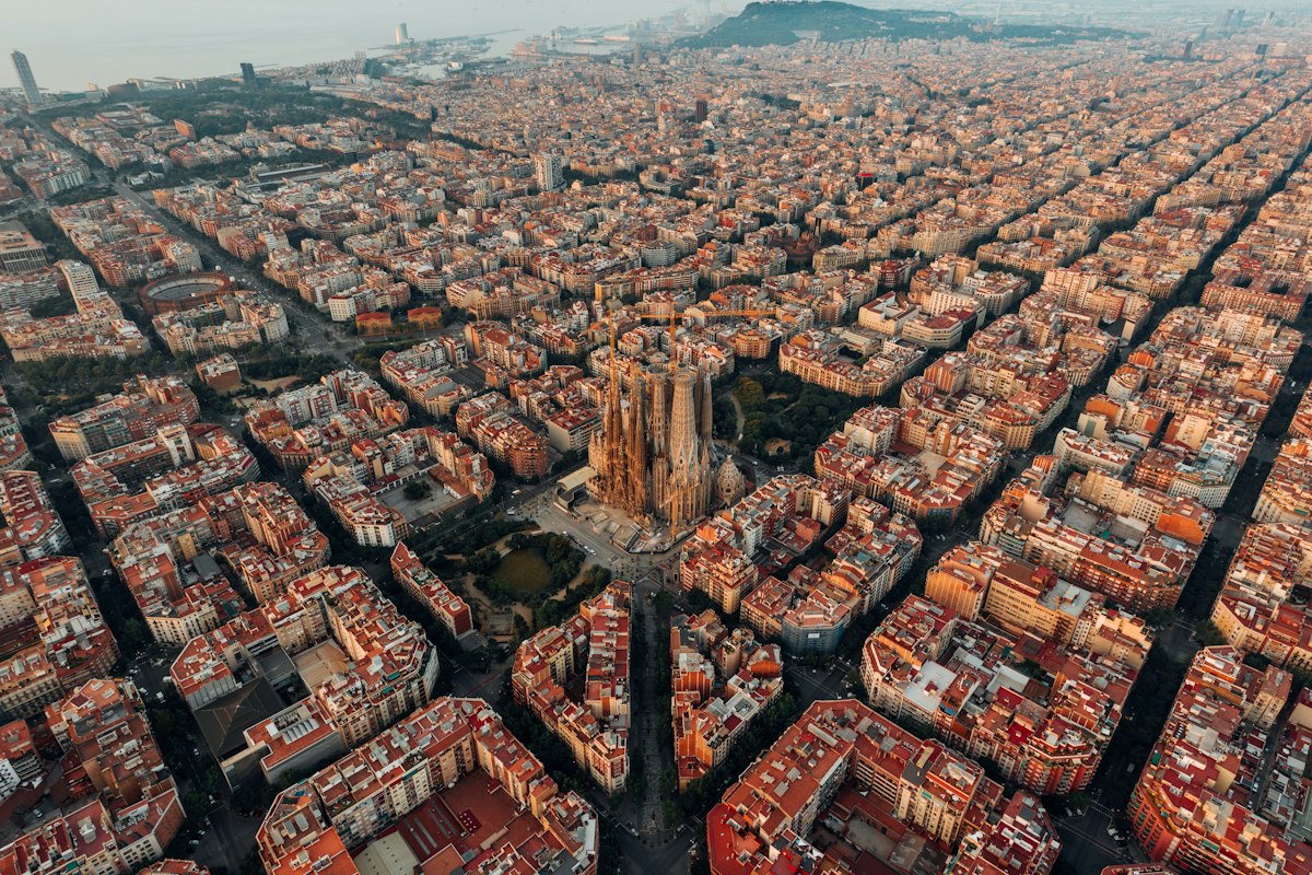 Skyline de Barcelona con la Sagrada Familia al atardecer